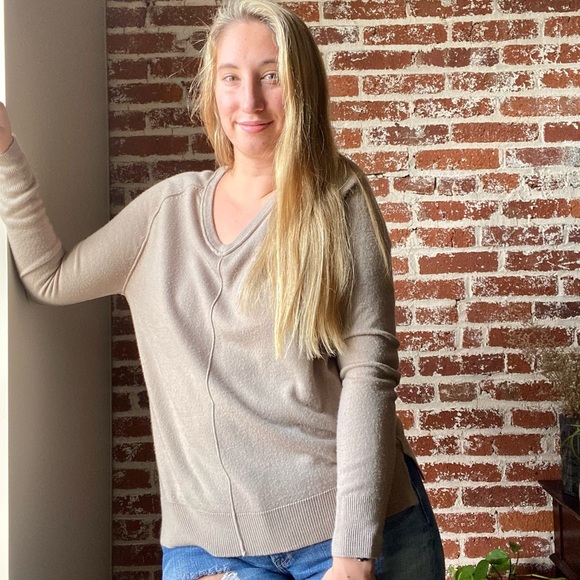 14th & Union light brown v-neck lightweight sweater - Picture 3 of 8